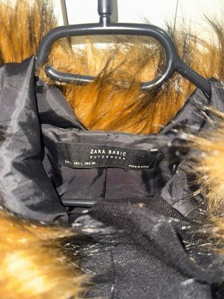 Cazadora negra con capucha y pelo