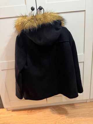 Cazadora negra con capucha y pelo