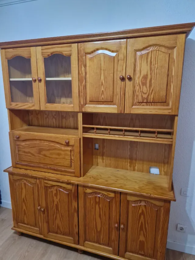 Mueble de madera con vitrina
