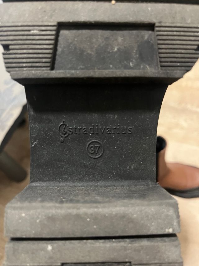 Botas Stradivarius Marrones y Negras