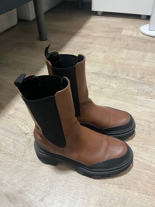 Botas Stradivarius Marrones y Negras