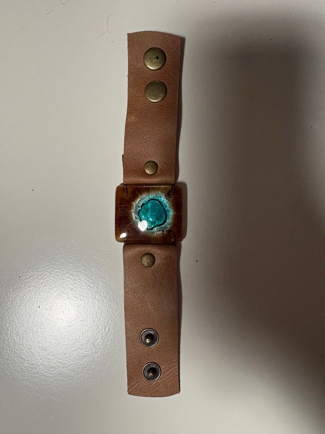Pulsera de cuero con detalle turquesa