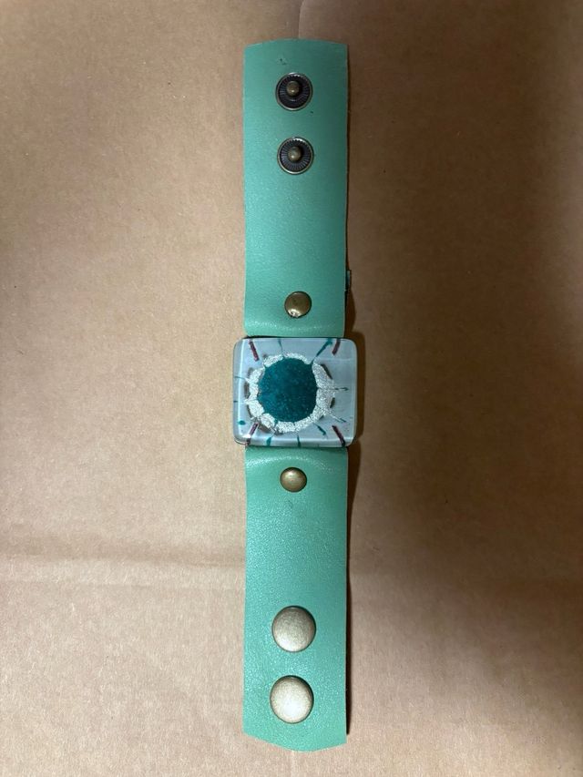 Pulsera de cuero con detalle turquesa