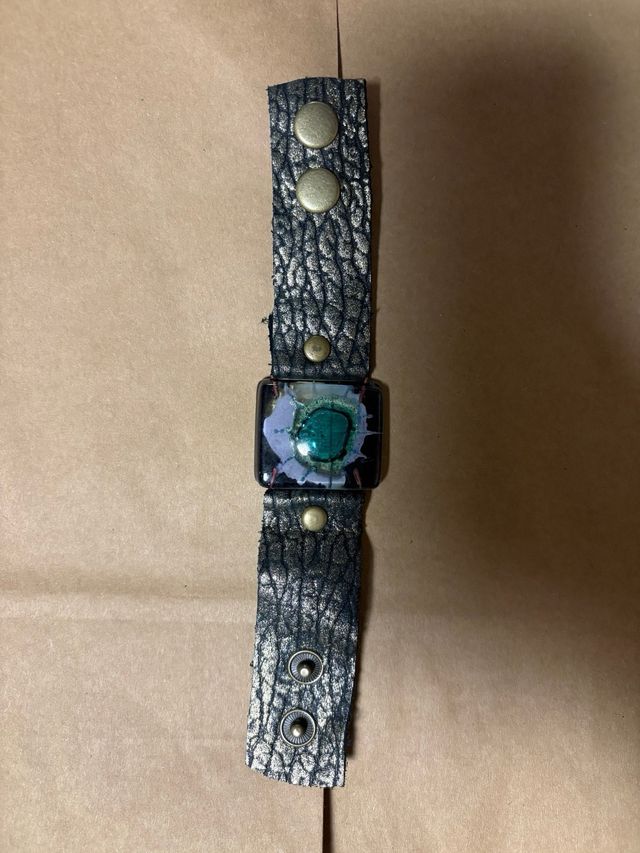 Pulsera de cuero con detalle turquesa