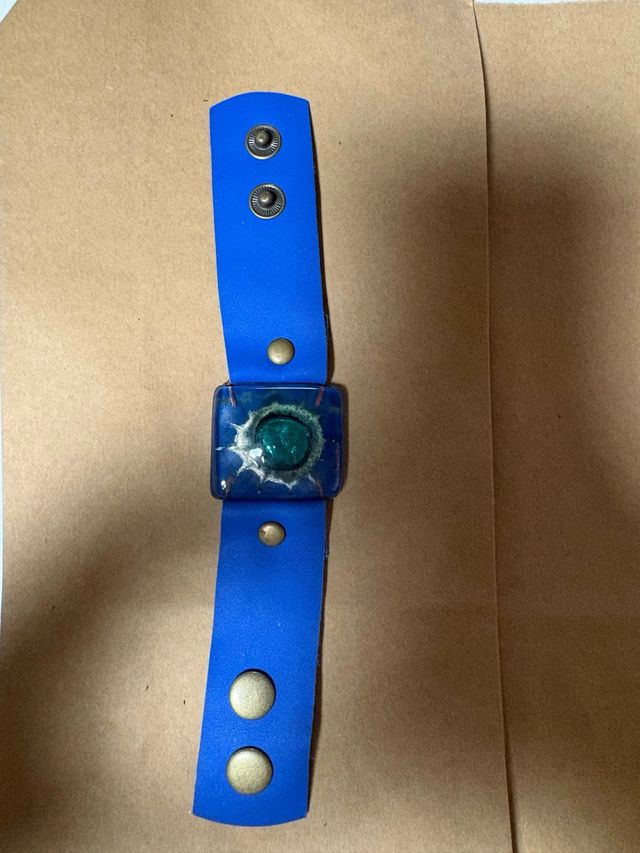 Pulsera de cuero con detalle turquesa