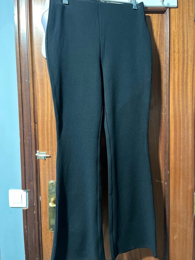 Pantalón negro acampanado