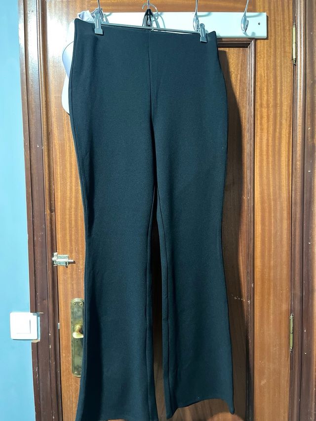 Pantalón negro acampanado