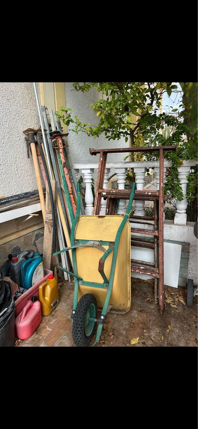 Hormigonera roja, chapa material de construcción