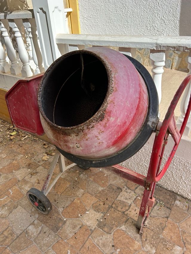 Hormigonera roja, chapa material de construcción