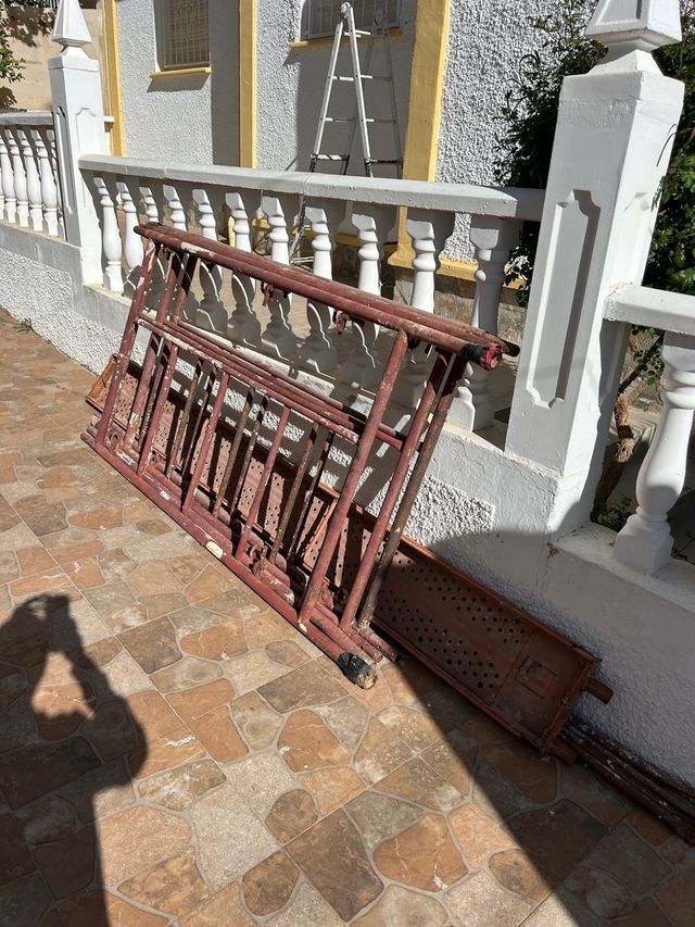 Hormigonera roja, chapa material de construcción