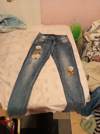 Pantalones vaqueros con bordado floral