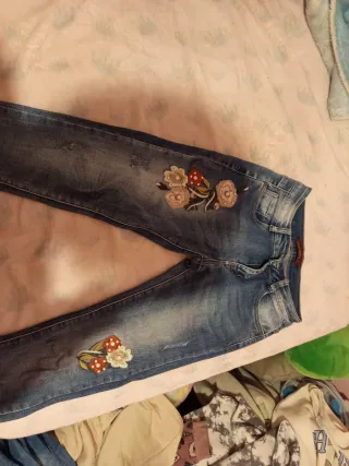 Pantalones vaqueros con bordado floral