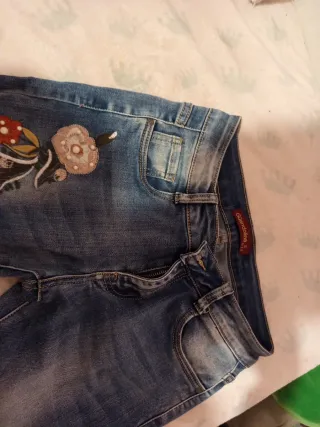 Pantalones vaqueros con bordado floral