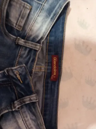 Pantalones vaqueros con bordado floral