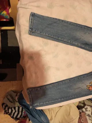 Pantalones vaqueros con bordado floral