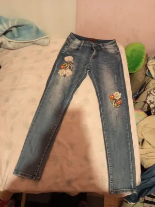 Pantalones vaqueros con bordado floral