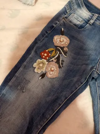 Pantalones vaqueros con bordado floral