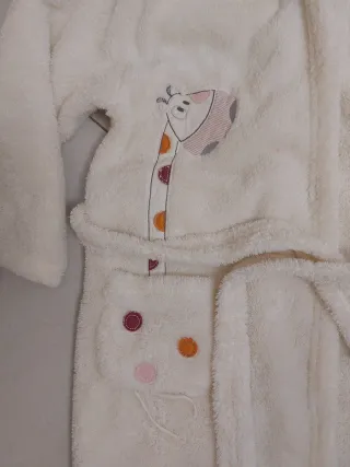 Bata de felpa con capucha y jirafa