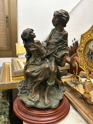 Figura de bronce de pareja