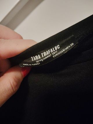 Vestido negro Zara con volantes