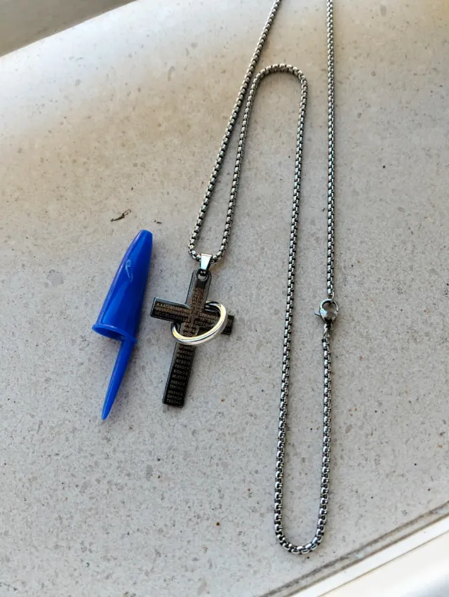 Cadena con colgante cruz y aro