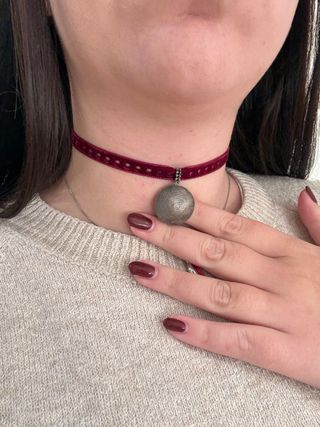 Choker velluto bordeaux con pendente sfera