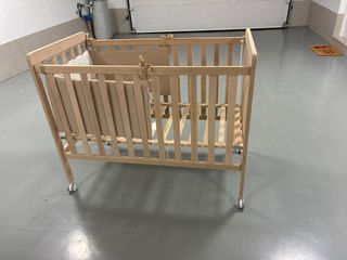 Cuna de bebé de madera con ruedas,