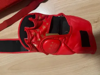 Guantillas y espinilleras Leone MMA