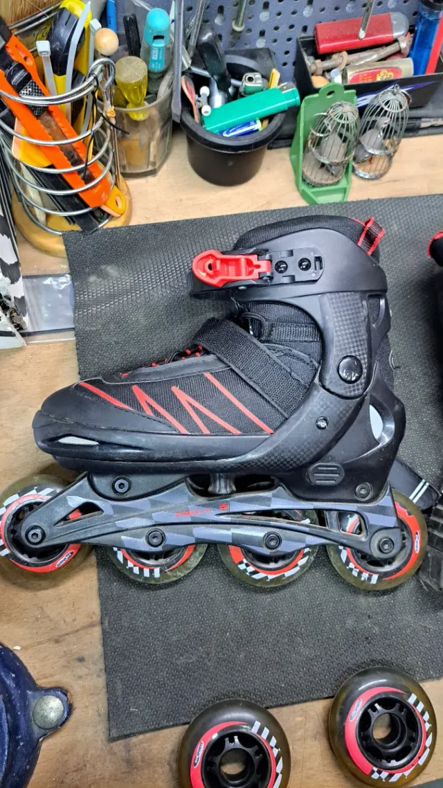 Patines en línea negros y rojos