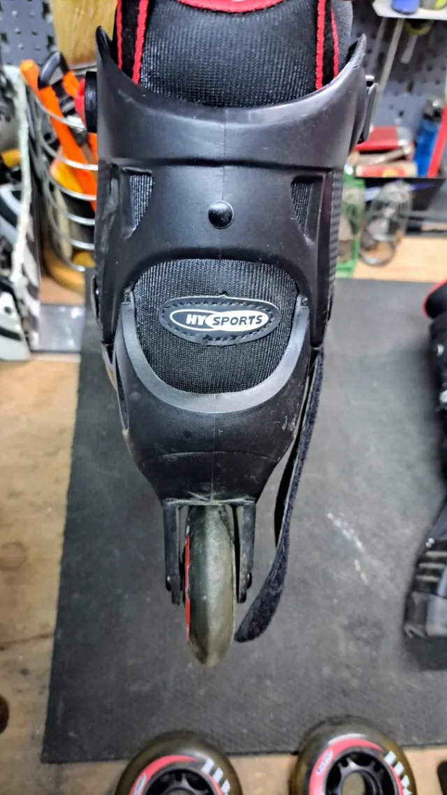 Patines en línea negros y rojos