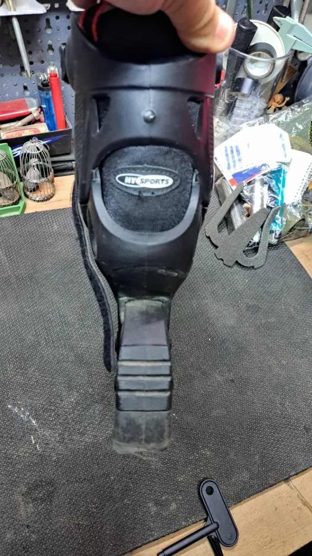 Patines en línea negros y rojos