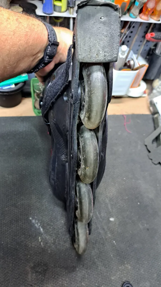 Patines en línea negros y rojos