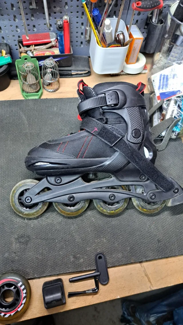 Patines en línea negros y rojos