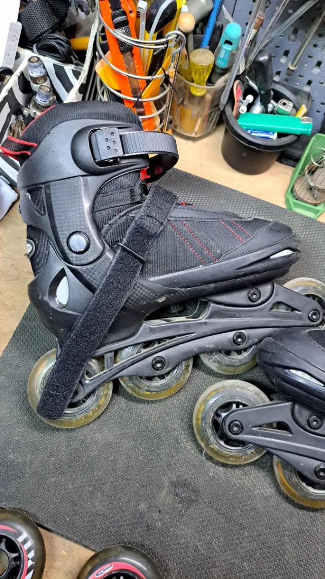 Patines en línea negros y rojos