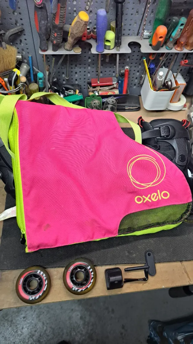 Patines en línea negros y rojos