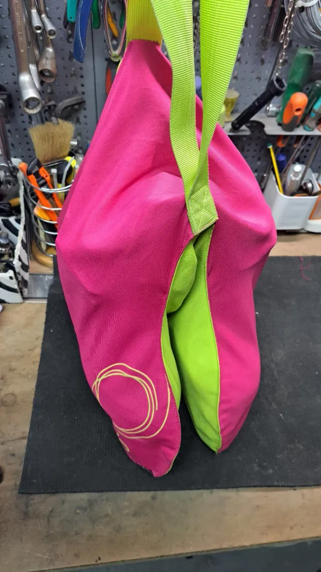 Patines en línea negros y rojos