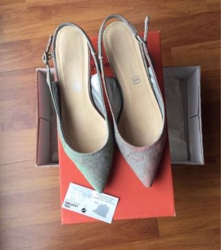 Zapatos de tacón plateados brillantes