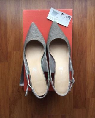 Zapatos de tacón plateados brillantes