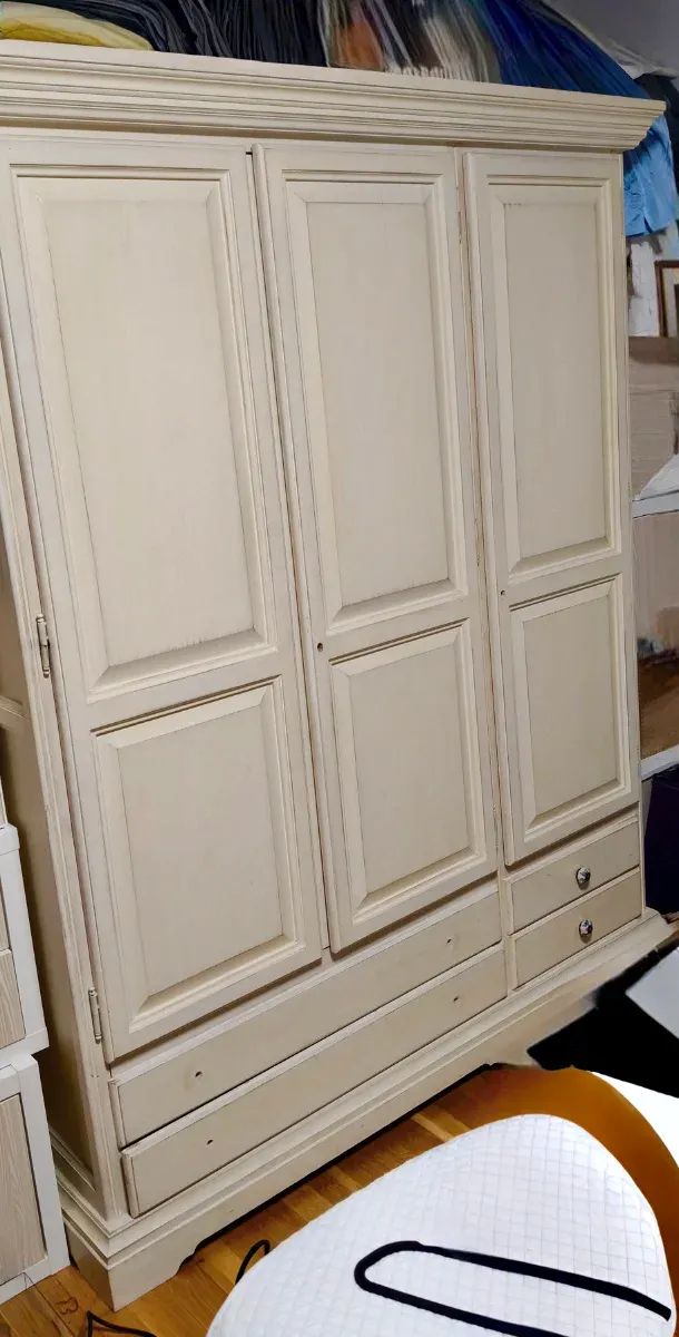 Armario 3 puertas madera beige. Urge sacar