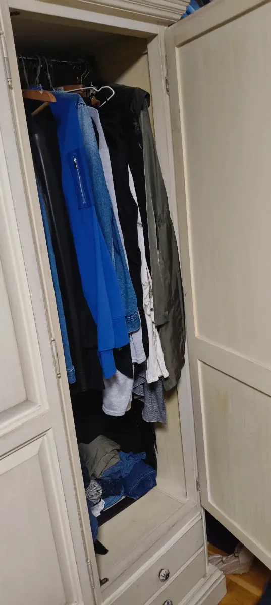 Armario 3 puertas madera beige. Urge sacar