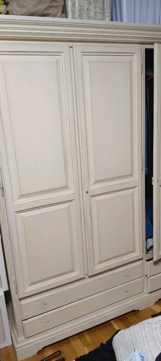 Armario 3 puertas madera beige. Urge sacar