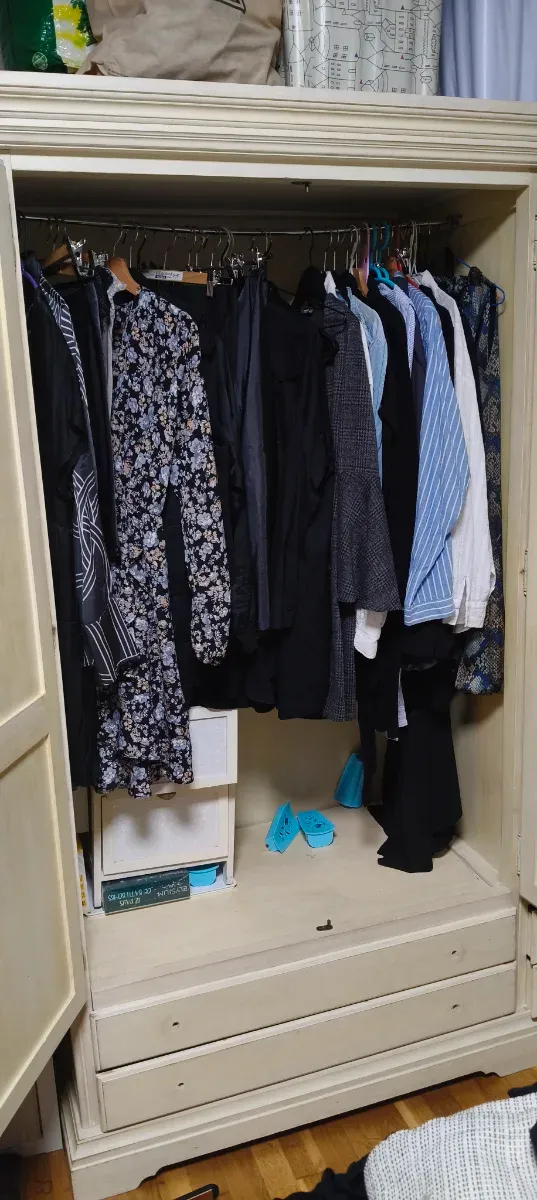 Armario 3 puertas madera beige. Urge sacar