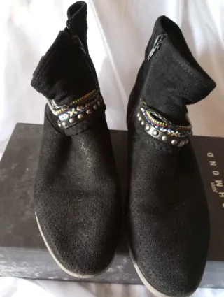 Stivaletti John Richmond neri con perline