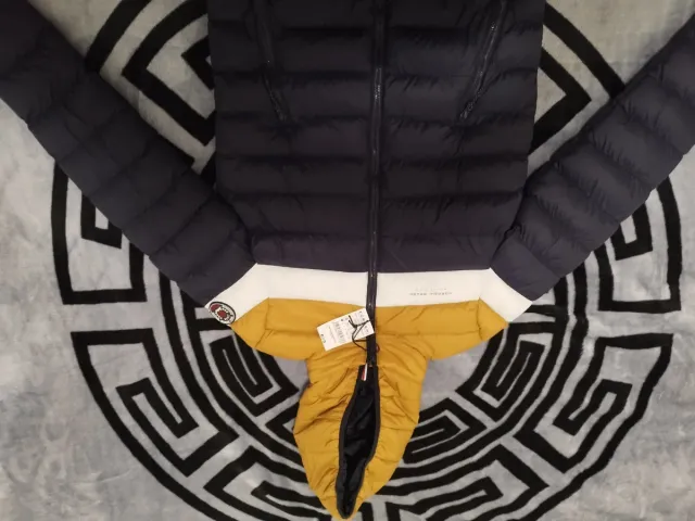 Chaqueta acolchada negra y amarilla