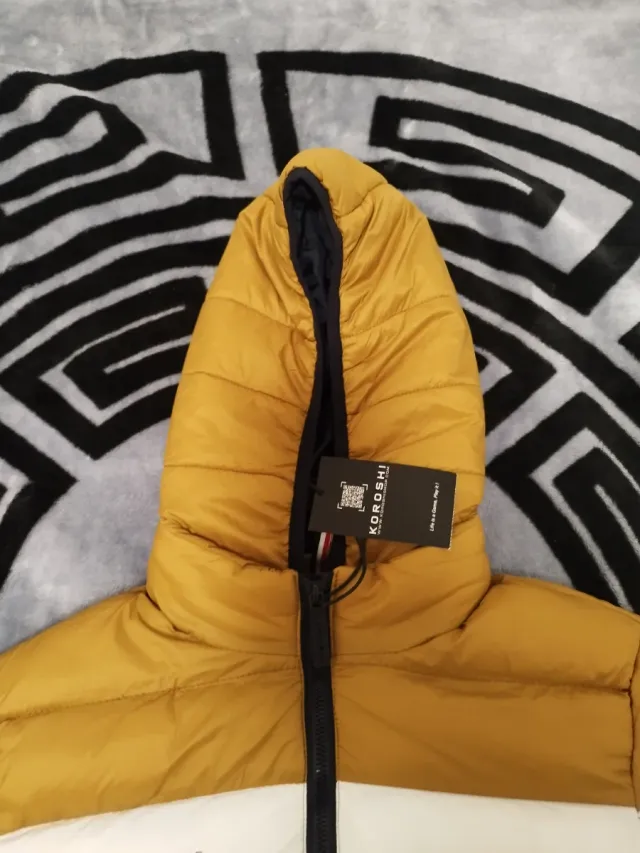 Chaqueta acolchada negra y amarilla