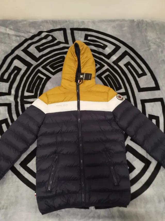 Chaqueta acolchada negra y amarilla