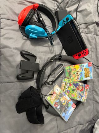 Nintendo Switch + 3 Giochi + Cuffie