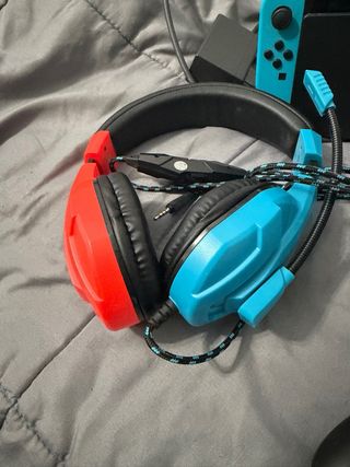 Nintendo Switch + 3 Giochi + Cuffie