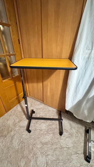 Mesa auxiliar regulable de altura, madera y metal
