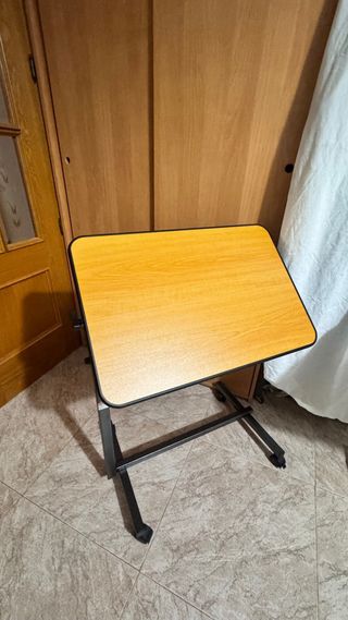 Mesa auxiliar regulable de altura, madera y metal